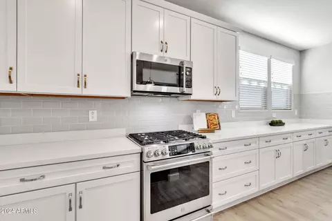 Kitchen - 10020 E Wavelength Ave, Mesa, AZ 85212 photo 4 of 6