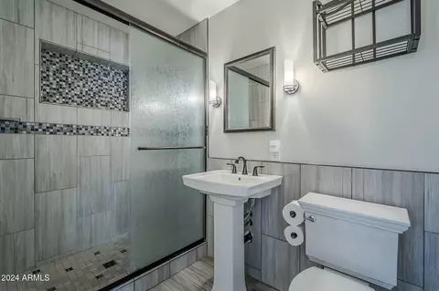 Bath - 2124 E Osborn Rd, Phoenix, AZ 85016 photo 2 of 5