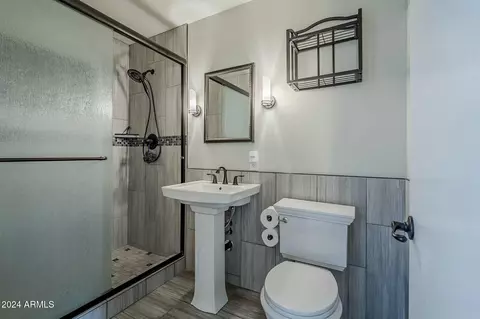 Bath - 2124 E Osborn Rd, Phoenix, AZ 85016 photo 3 of 5