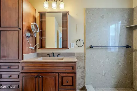 Bath - 2124 E Osborn Rd, Phoenix, AZ 85016 photo 4 of 5