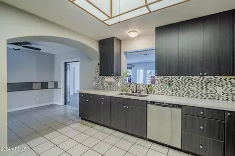 Kitchen - 2124 E Osborn Rd, Phoenix, AZ 85016 photo 4 of 5