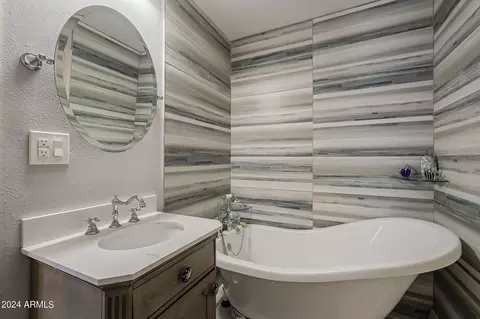 Bath - 917 S Montezuma Ave, Phoenix, AZ 85003 photo 3 of 4