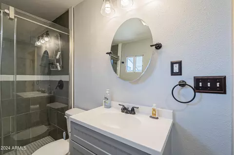 Bath - 917 S Montezuma Ave, Phoenix, AZ 85003 photo 4 of 4