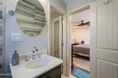 Bath - 917 S Montezuma Ave, Phoenix, AZ 85003 photo 1 of 4