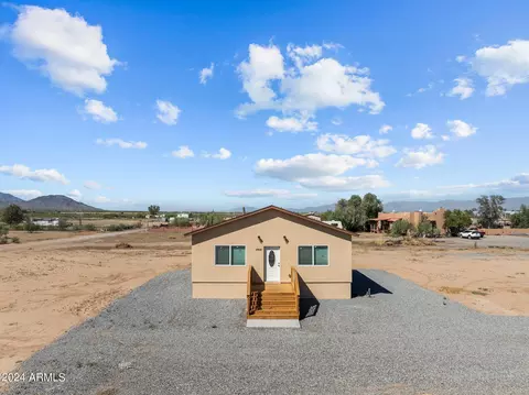49820 N 4th St, Aguila, AZ 85320