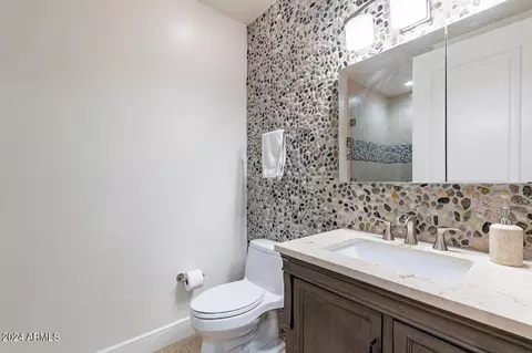Bath - 2211 E Camelback Rd #505, Phoenix, AZ 85016 photo 3 of 3