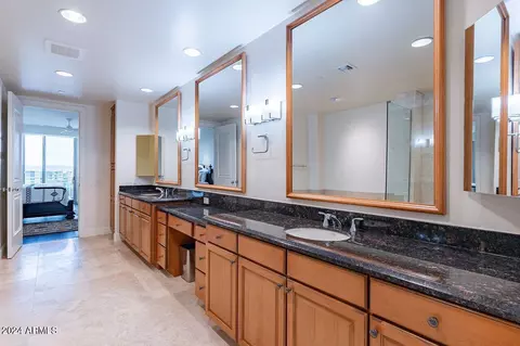 Bath - 2211 E Camelback Rd #505, Phoenix, AZ 85016 photo 2 of 3