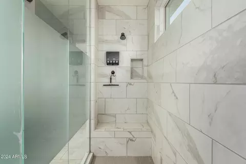 Bath - 315 E Balao Dr, Phoenix, AZ 85085 photo 2 of 4