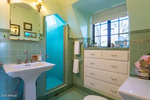 Bath - 363 E Monte Vista Rd, Phoenix, AZ 85004 photo 2 of 8