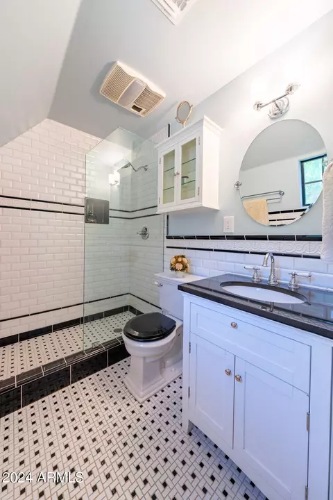 Bath - 363 E Monte Vista Rd, Phoenix, AZ 85004 photo 8 of 8