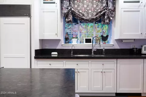 Kitchen - 363 E Monte Vista Rd, Phoenix, AZ 85004 photo 6 of 8