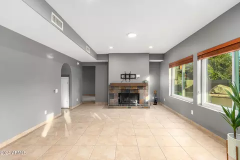 4213 E Taro Ln, Phoenix, AZ 85050 photo 6