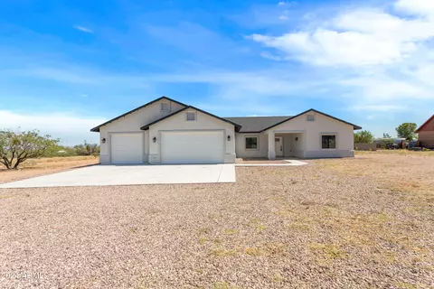6885 S Elmer Loop, Hereford, AZ 85615