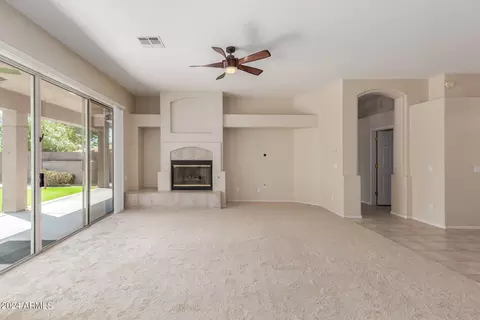 4381 E Lariat Ln, Phoenix, AZ 85050 photo 8