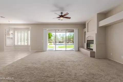 4381 E Lariat Ln, Phoenix, AZ 85050 photo 4