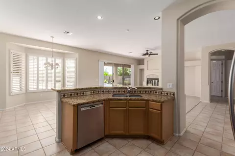 4381 E Lariat Ln, Phoenix, AZ 85050 photo 18