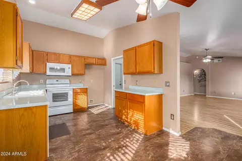 7541 E Greenway Cir, Mesa, AZ 85207 photo 2