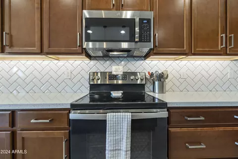 Kitchen - 10566 E Twister Ave, Mesa, AZ 85212 photo 4 of 8