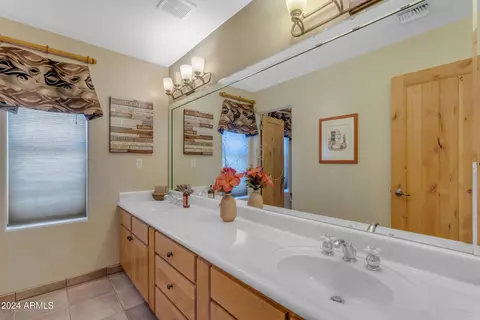 Bath - 38332 N 25th Ave, Phoenix, AZ 85086 photo 4 of 5