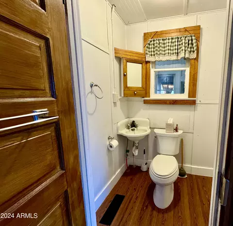 Bath - 401 Bisbee Rd, Bisbee, AZ 85603 photo 1 of 2