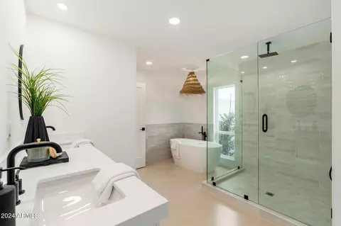Bath - 2223 E Sahuaro Dr, Phoenix, AZ 85028 photo 1 of 8
