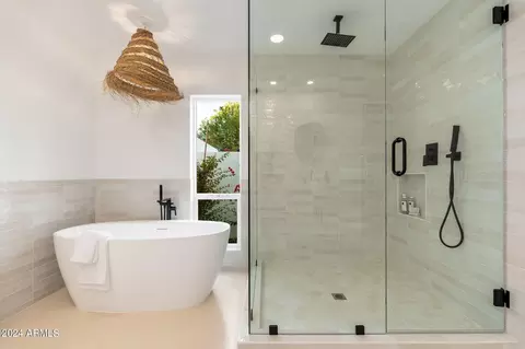 Bath - 2223 E Sahuaro Dr, Phoenix, AZ 85028 photo 3 of 8
