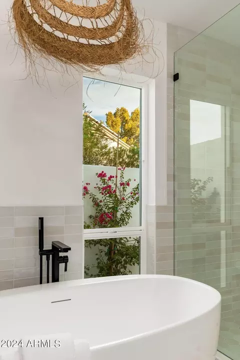 Bath - 2223 E Sahuaro Dr, Phoenix, AZ 85028 photo 5 of 8