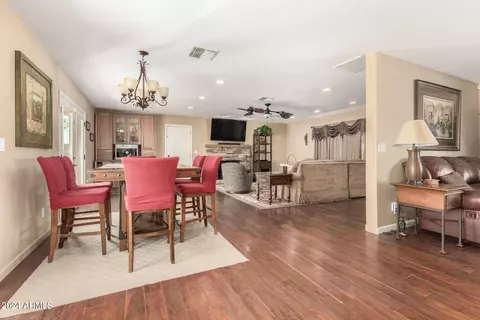 Dining - 1501 E Sandra Ter, Phoenix, AZ 85022 photo 1 of 2
