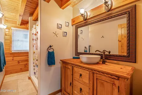 Bath - 2245 Bear Claw Dr, Overgaard, AZ 85933 photo 2 of 4