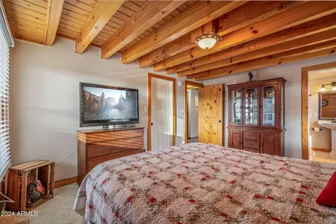 Bedroom - 2245 Bear Claw Dr, Overgaard, AZ 85933 photo 2 of 5