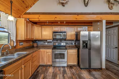 Kitchen - 2245 Bear Claw Dr, Overgaard, AZ 85933 photo 3 of 3