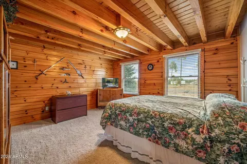 Bedroom - 2245 Bear Claw Dr, Overgaard, AZ 85933 photo 3 of 5