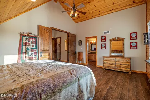 Bedroom - 2245 Bear Claw Dr, Overgaard, AZ 85933 photo 5 of 5