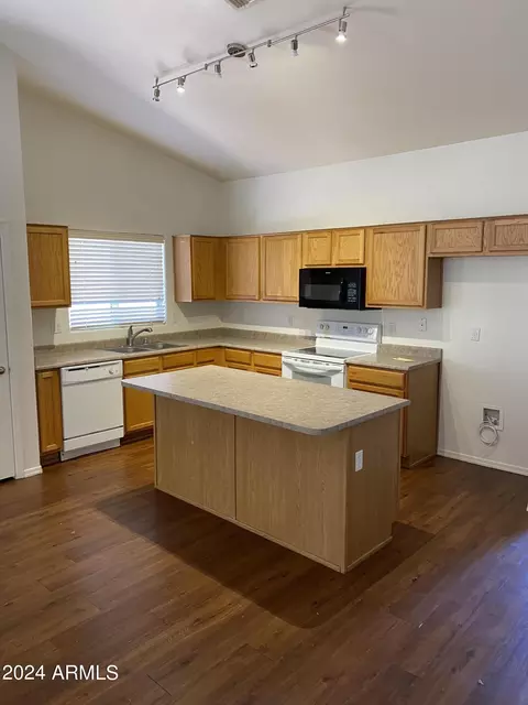 2015 W Hasan Dr, Phoenix, AZ 85041 photo 5