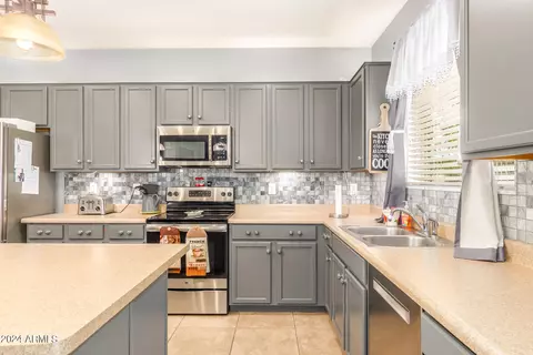 Kitchen - 6420 S 50th Ln, Laveen, AZ 85339 photo 5 of 7