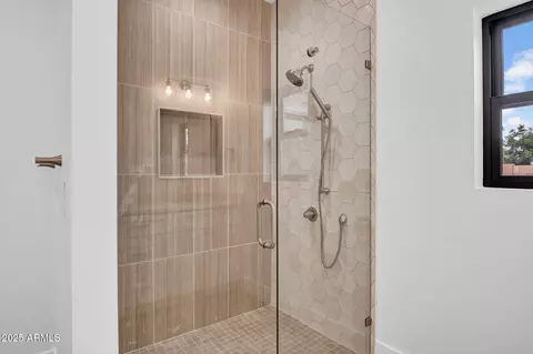 Bath - 2126 E Watson Dr, Tempe, AZ 85283 photo 2 of 4