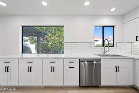 Kitchen - 1806 E La Jolla Dr, Tempe, AZ 85282 photo 3 of 7