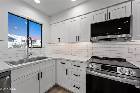 Kitchen - 1806 E La Jolla Dr, Tempe, AZ 85282 photo 4 of 7