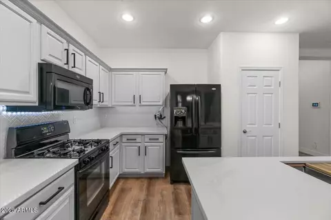 Kitchen - 1264 E Walnut Rd, Gilbert, AZ 85298 photo 6 of 8