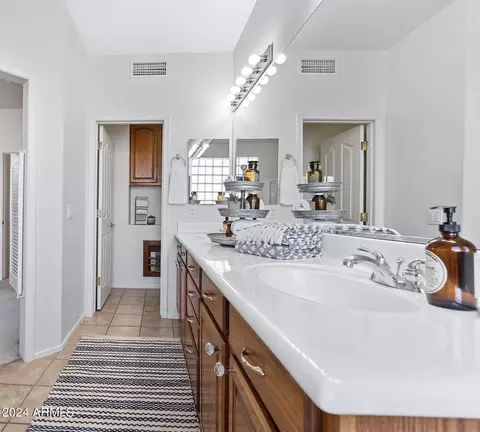 Bath - 1075 S Parkcrest St, Gilbert, AZ 85296 photo 1 of 5