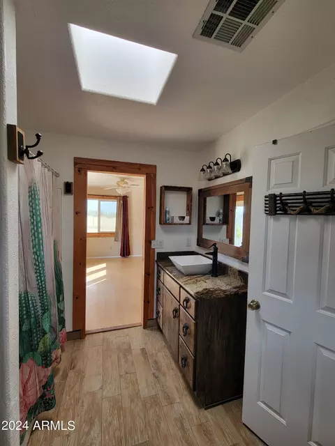 Bath - 8075 E Bloomfield Rd, Hereford, AZ 85615 photo 2 of 5