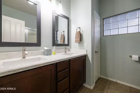Bath - 2806 E Tina Ln, Gilbert, AZ 85298 photo 4 of 6