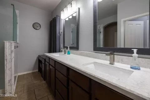 Bath - 2806 E Tina Ln, Gilbert, AZ 85298 photo 5 of 6