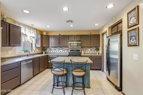 2350 W Hunter Ct, Phoenix, AZ 85085