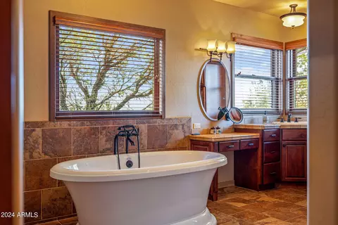 Bath - 2946 N Lodgepole Rd, Overgaard, AZ 85933 photo 4 of 10