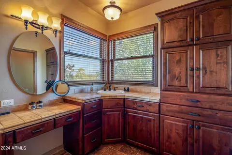 Bath - 2946 N Lodgepole Rd, Overgaard, AZ 85933 photo 6 of 10