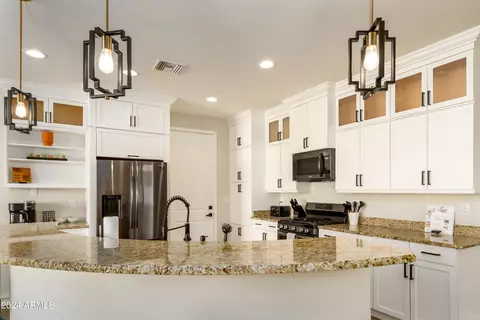 Kitchen - 1004 E Tempe Dr, Tempe, AZ 85281 photo 4 of 10
