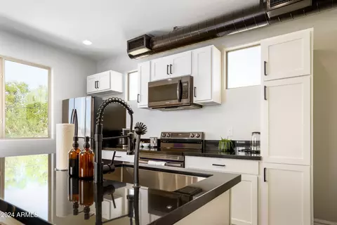 Kitchen - 1004 E Tempe Dr, Tempe, AZ 85281 photo 10 of 10