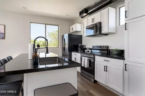 Kitchen - 1004 E Tempe Dr, Tempe, AZ 85281 photo 5 of 10