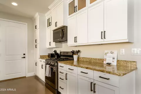 Kitchen - 1004 E Tempe Dr, Tempe, AZ 85281 photo 2 of 10